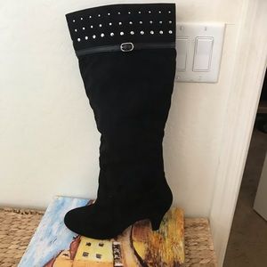 Beautiful black suede boot